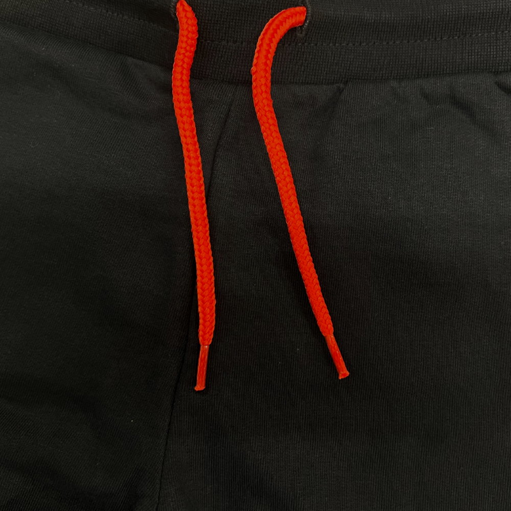 rød snor til at stramme og løsne shortsene