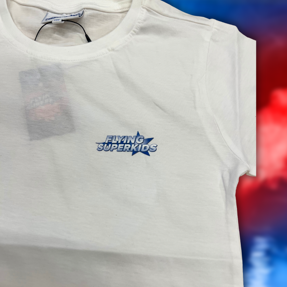 Flying Superkids logo på hvid T-shirt