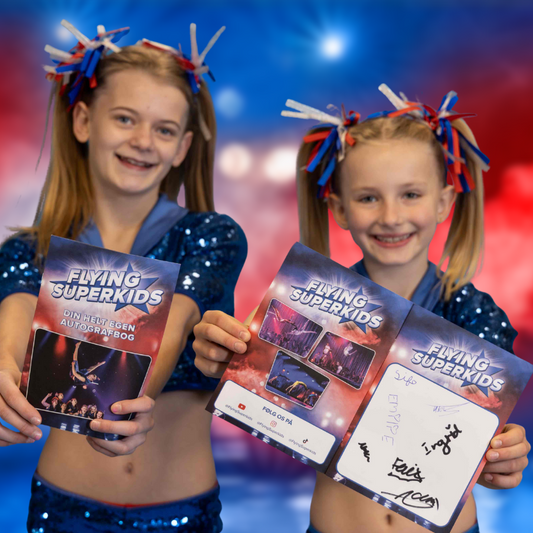 Flying Superkids børn holder Flying superkids autografhæfte