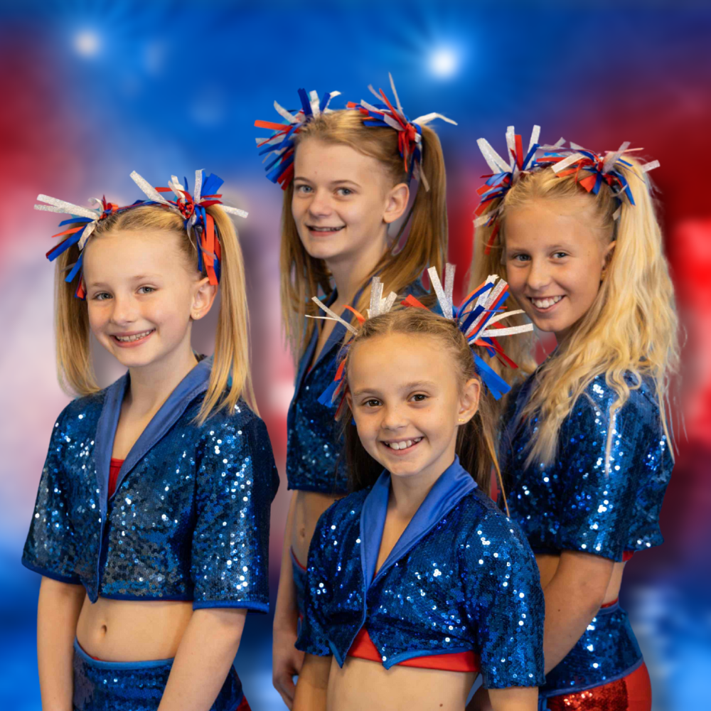 Flying Superkids børn med vores hårpynt i strimler. Flying superkids merchandise som giver et festligt spark til ens outfit