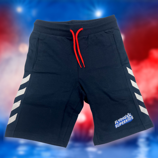 Navy blå Flying Superkids shorts. Perfekt sportstøj til børn. Shortsene har flying superkids logo på, og hummels kendte striber på siden