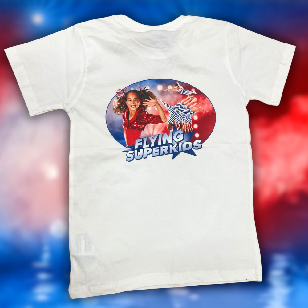 Hvid flying superkids t-shirt bagside. Flying superkids logo med billede af gymnaster der springer. perfekt sportstøj til børn.
