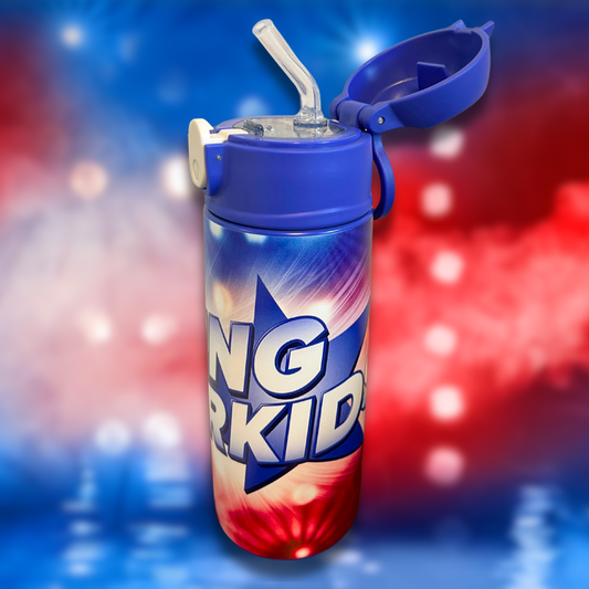 Flying Superkids termodrikkedunk til børn. med flying superkids velkendte logo samt blå og røde farve. Drikkedunken har også indbygget sugerør