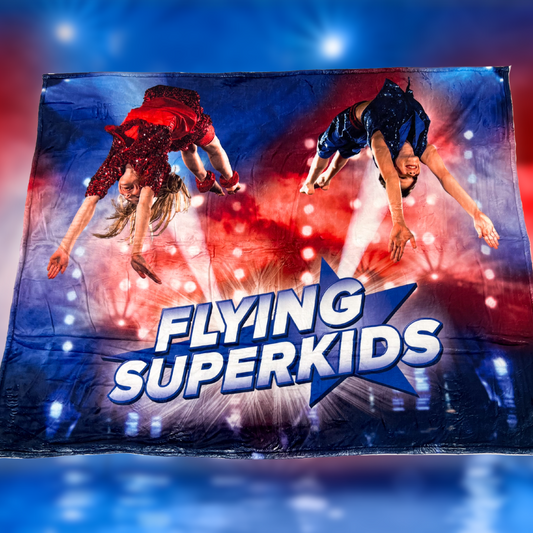 Flying Superkids tæppe. tæppet er med flying superkids velkendte logo og blå og røde farve. perfekt som lying superkids merchandise