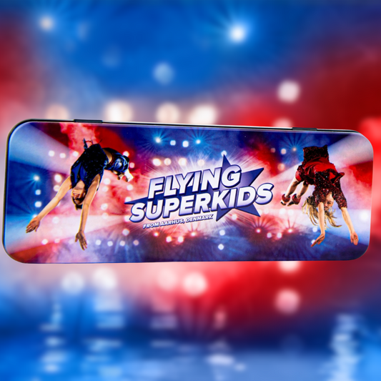 Flying superkids penalhus i vores velkendte røde og blå farve, og med logo. dette Flying superkids merchandise er perfekt til skolen